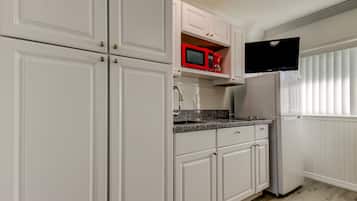 Refrigerador, microondas, placa de cocina, cafetera/tetera