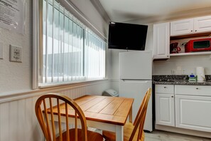 Kühlschrank, Mikrowelle, Herdplatte, Wasserkocher mit Kaffee-/Teezubehör