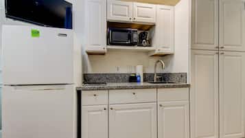 Refrigerador, microondas, placa de cocina, cafetera/tetera