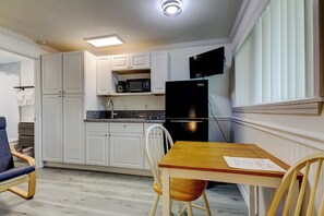 Kühlschrank, Mikrowelle, Herdplatte, Wasserkocher mit Kaffee-/Teezubehör