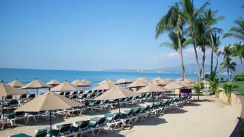 Di pantai, kerusi lepak pantai, payung, urut tepi pantai