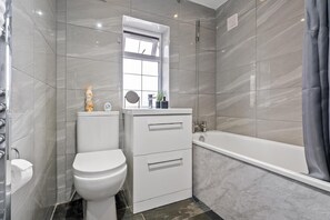 Secador de cabelo, toalhas de banho, papel higiênico 