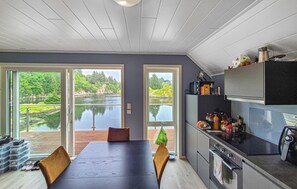 Réfrigérateur, un four, surface de cuisson, lave-vaisselle