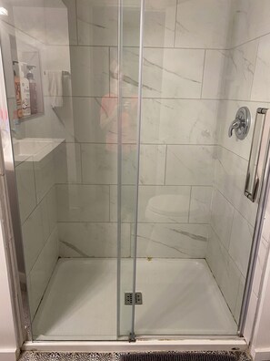 Douche, sèche-cheveux, serviettes fournies, savon