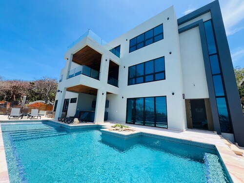 Oceanview Apartment Second Floor, West Bay