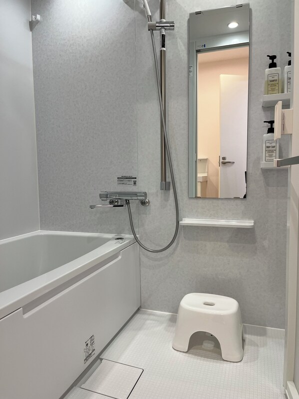 A modern bathroom with a bathtub, shower, and toilet. - Opening in February 2025: Inn in the charming Yanesen district, 66 ㎡; Sendagi Station (5-minute walk); Ueno Park (15-minute walk) (文京区)