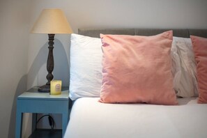 Desk, iron/ironing board, WiFi, bed sheets