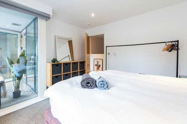 4 habitaciones, tabla de planchar con plancha, wifi y ropa de cama 