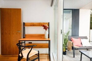 Interior - Shoreditch | 3 King Beds | Fast Wi-Fi | Balcony (London)