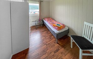 Travel cot, free WiFi