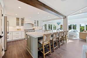 Kylskåp, mikrovågsugn, ugn och spishäll