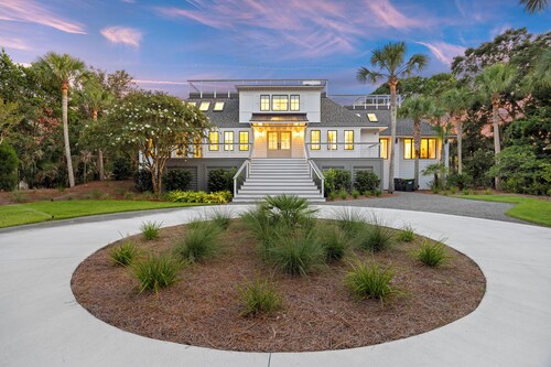 Incredible Seabrook Home! GORGEOUS 5 bedrooms and panoramic rooftop balcony!