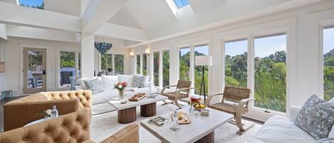 Smart TV, mesa de ping pong, oficina