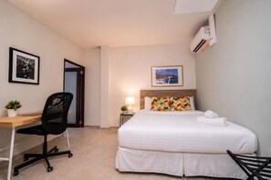 1 chambre, fer et planche à repasser, lit de bébé portatif