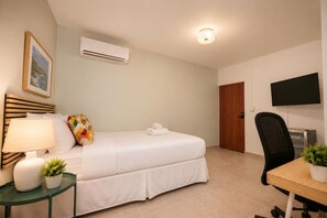 1 bedroom, iron/ironing board, travel crib, WiFi (free) - Santurce King Suite with Sofa Bed and Parking (San Juan)