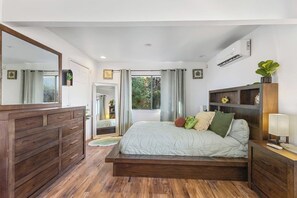 7 bedrooms, desk, iron/ironing board, travel cot