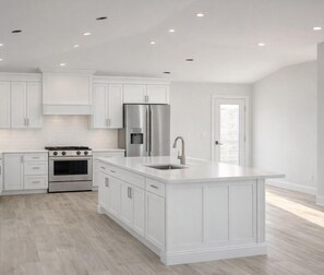 Kjøleskap, mikrobølgeovn, ovn og kokeplater