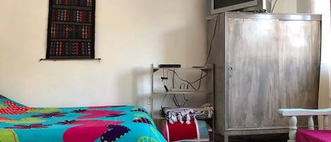 1 habitación, tabla de planchar con plancha, wifi y ropa de cama