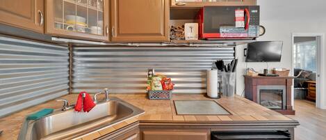 Jääkaappi, mikroaaltouuni, uuni, liesi