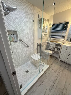 Dusj, hårføner, håndklær og såpe