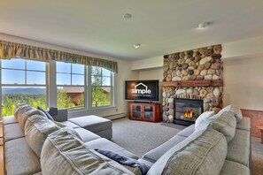 Smart-tv, een open haard, videospelletjes en tafelvoetbal