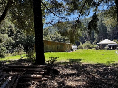 Mattole River Sancuary-2BR Cottage, Pet Friendly, Fast Wifi, Family Friendly