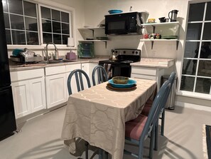 Four Ă micro-ondes, un four, surface de cuisson, lave-vaisselle
