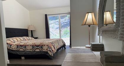Mattole River Sancuary-2BR Cottage, Pet Friendly, Fast Wifi, Family Friendly