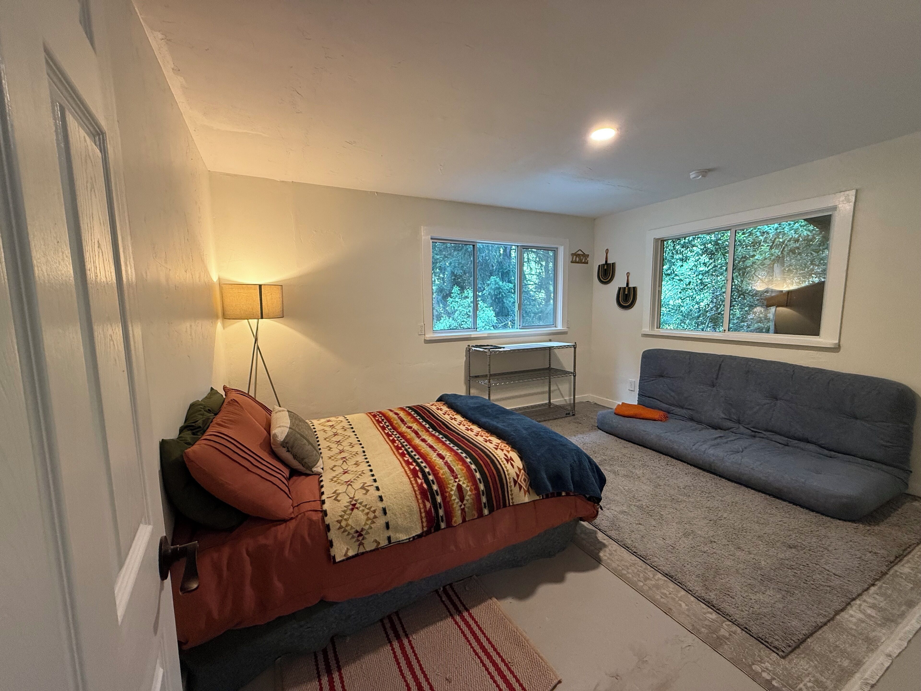 2 bedrooms, iron/ironing board, internet, bed sheets