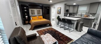 Downstairs Vibrant, Upgraded & Central Guesthouse in Hyde Park