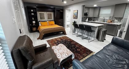 Downstairs Vibrant, Upgraded & Central Guesthouse in Hyde Park