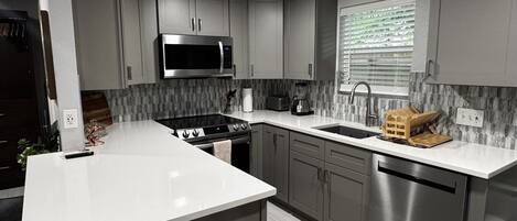 Microondas, horno, placa de cocina y lavavajillas