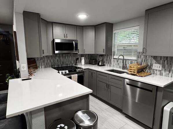 電子レンジ、オーブン、コンロ、食器洗い機