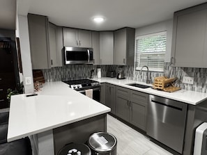 Microondas, horno, placa de cocina, lavavajillas
