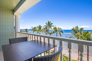 Outdoor dining - Lahaina Shores 527 – Relaxing Oceanfront Escape (Lahaina)