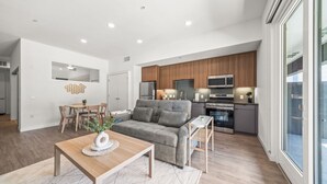 Un apartamento moderno con sala de estar, cocina y comedor.