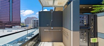 Stylish Condo / Mins to Shoreline