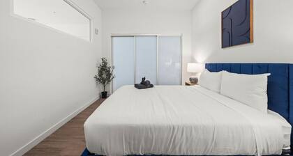 Stylish Condo / Mins to Shoreline