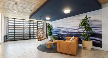 Stylish Condo / Mins to Shoreline