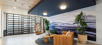 Stylish Condo / Mins to Shoreline