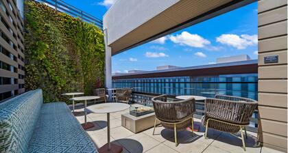 Stylish Condo / Mins to Shoreline