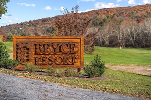 Property grounds - The Eagle's Nest - Mtn Views, Walk to Lake & Dining (Basye)
