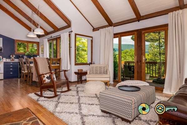 Una Smart TV, una chimenea