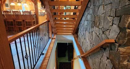 400ft private waterfront home, fireplace, boathouse, kayaks, DOG FRIENDLY