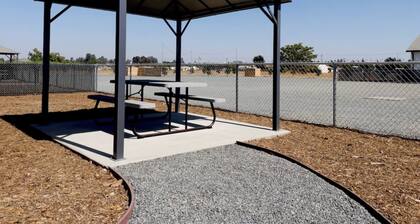 Country Living/Harrison Ranch 3 on Visalia Main Road Mooney 45 minutes to National Park