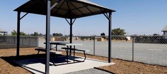 Country Living/Harrison Ranch 3 on Visalia Main Road Mooney 45 minutes to National Park