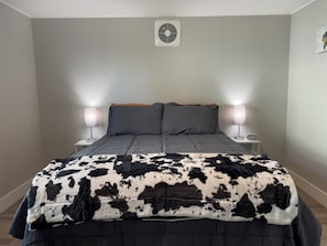 3 bedrooms, desk, iron/ironing board, free WiFi