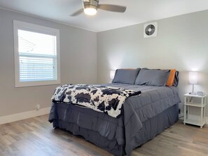 3 makuuhuonetta, työpöytä, silitysrauta/-lauta, ilmainen Wi-Fi