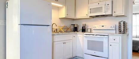 Kühlschrank, Ofen, Herdplatte, Wasserkocher mit Kaffee-/Teezubehör