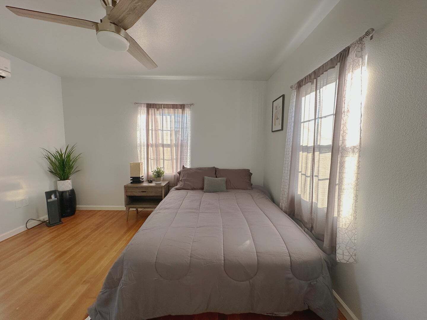 2 habitaciones, escritorio, tabla de planchar con plancha y wifi gratis 